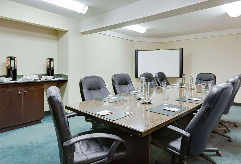 هتل Ramada By Wyndham Kamloops