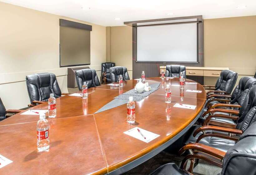هتل Ramada By Wyndham Saskatoon