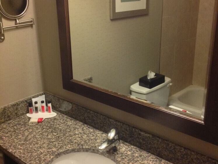 هتل Ramada By Wyndham Saskatoon