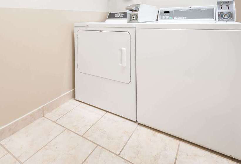 בית מלון כפרי Ramada By Wyndham Sherwood Park