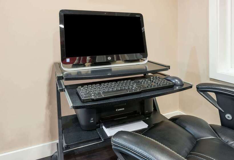 בית מלון כפרי Ramada By Wyndham Sherwood Park