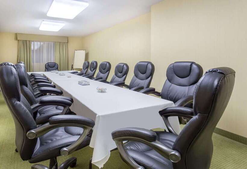 בית מלון כפרי Ramada By Wyndham Williams Lake