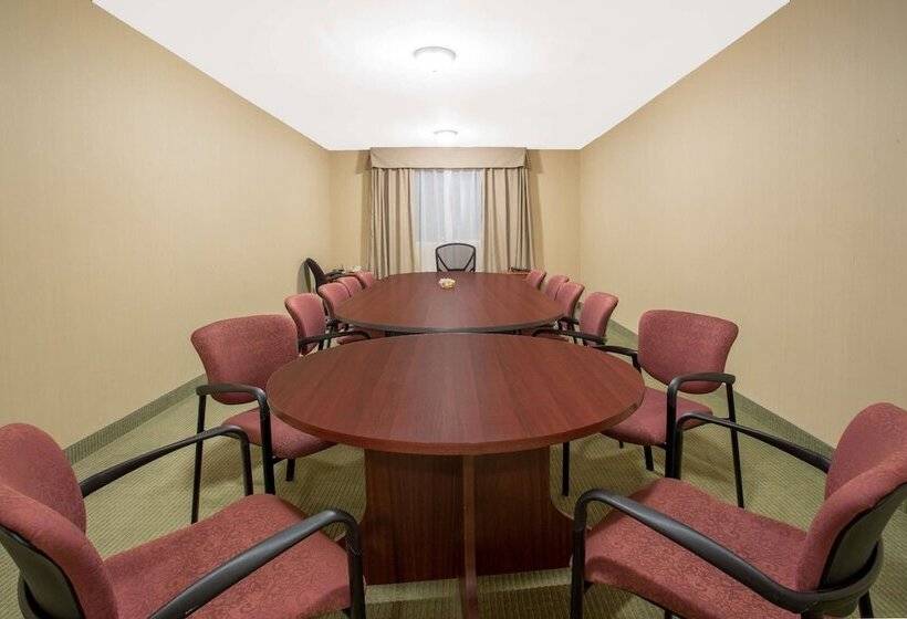 בית מלון כפרי Ramada By Wyndham Williams Lake