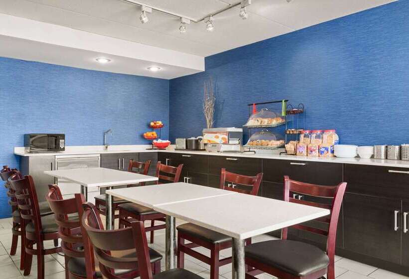 هتل Travelodge By Wyndham Windsor