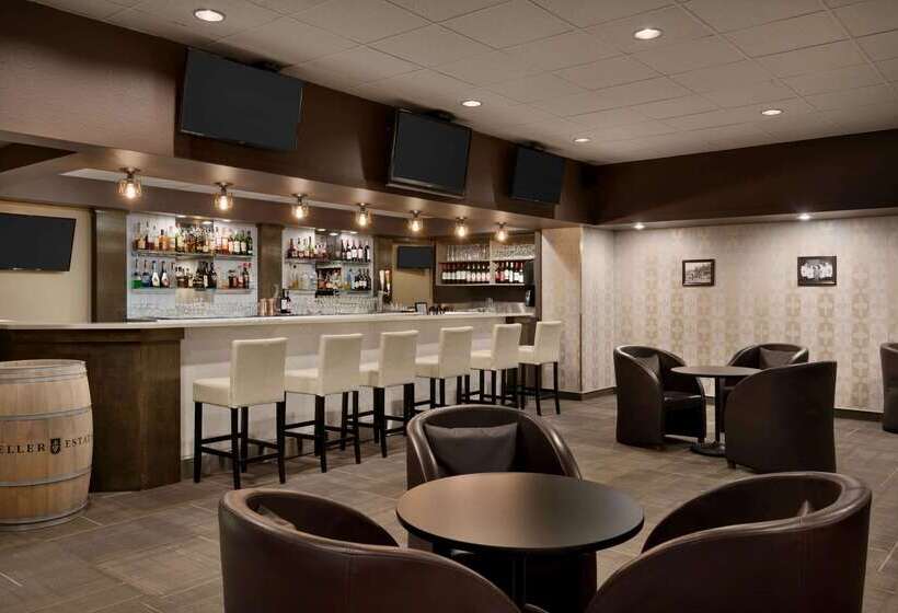 استراحتگاه Ramada Plaza By Wyndham Regina Downtown