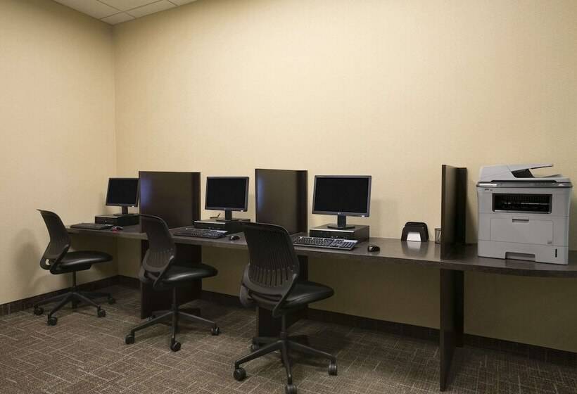 استراحتگاه Ramada Plaza By Wyndham Regina Downtown