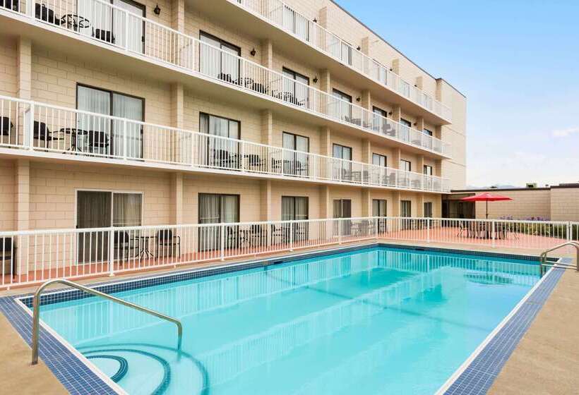 בית מלון כפרי Days Inn By Wyndham Cranbrook Conference Centre