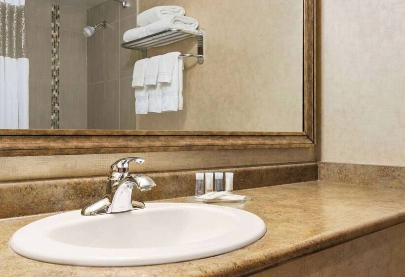 בית מלון כפרי Days Inn By Wyndham Cranbrook Conference Centre