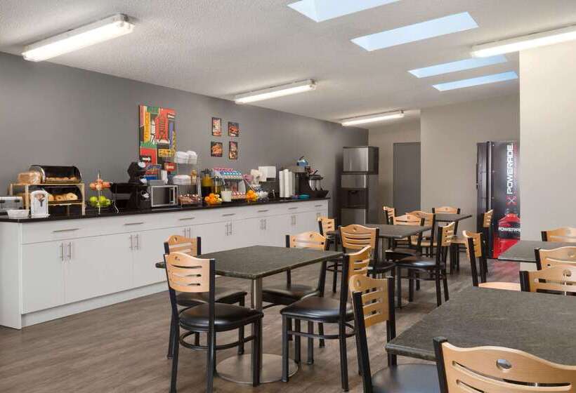 هتل Travelodge By Wyndham Edmonton Airport
