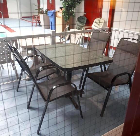 هتل Westwood Inn  And Indoor Water Park