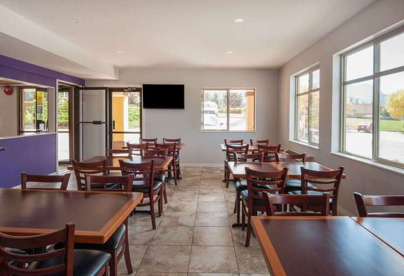 فندق على الطريق Super 8 By Wyndham Salmon Arm