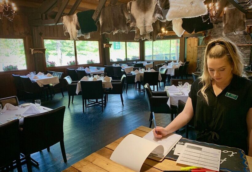 استراحتگاه Sunwapta Falls Rocky Mountain Lodge
