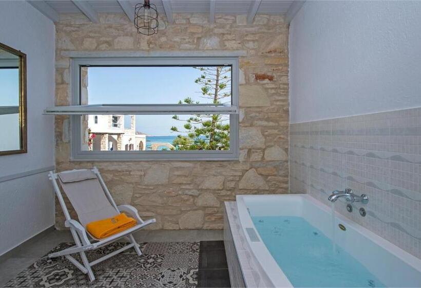 هتل Contaratos Beach