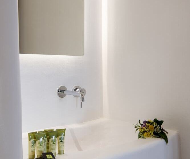 Zefi Hotel & Suites