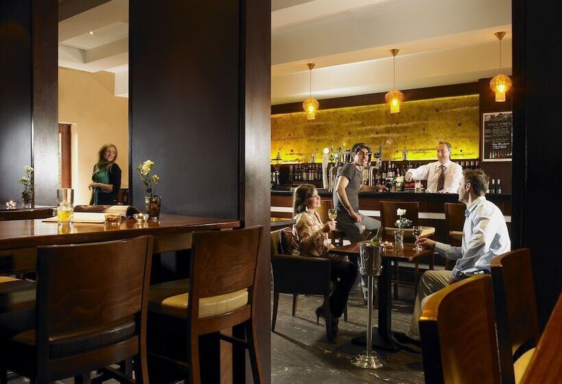 בית מלון כפרי Camden Court