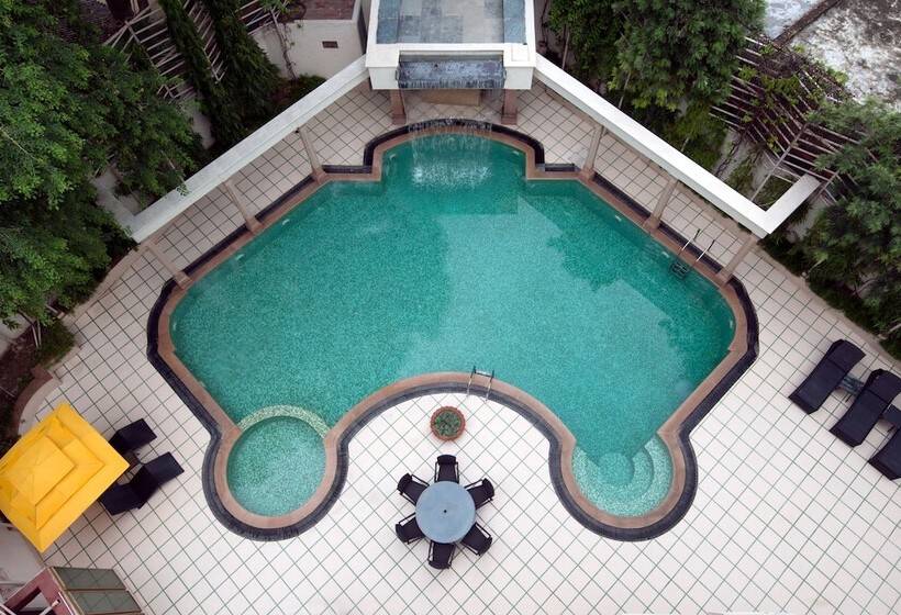 هتل Howard Plaza The Fern, Agra