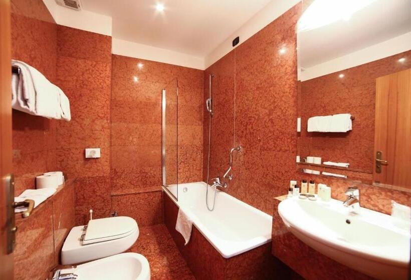 هتل Europa  Skypool & Panorama