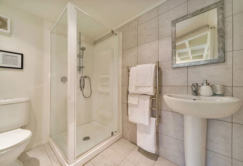 هتل Warblers Retreat