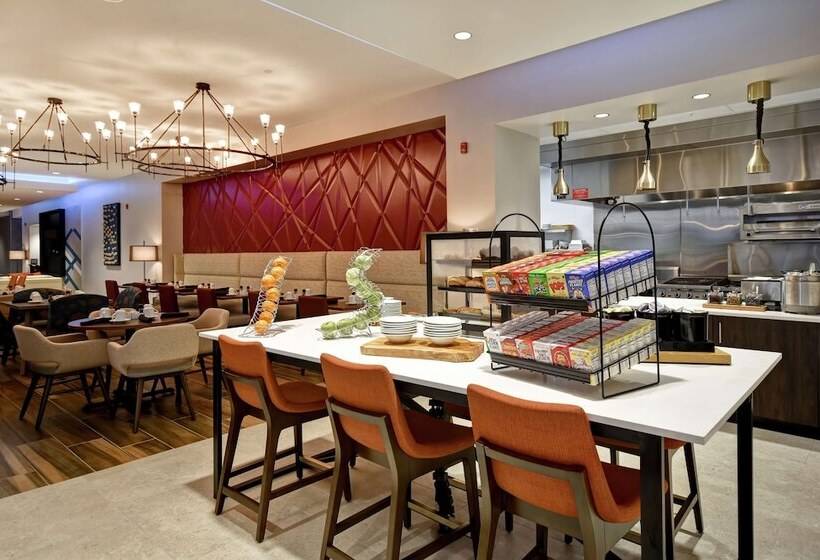 هتل Hilton Garden Inn Lansing West