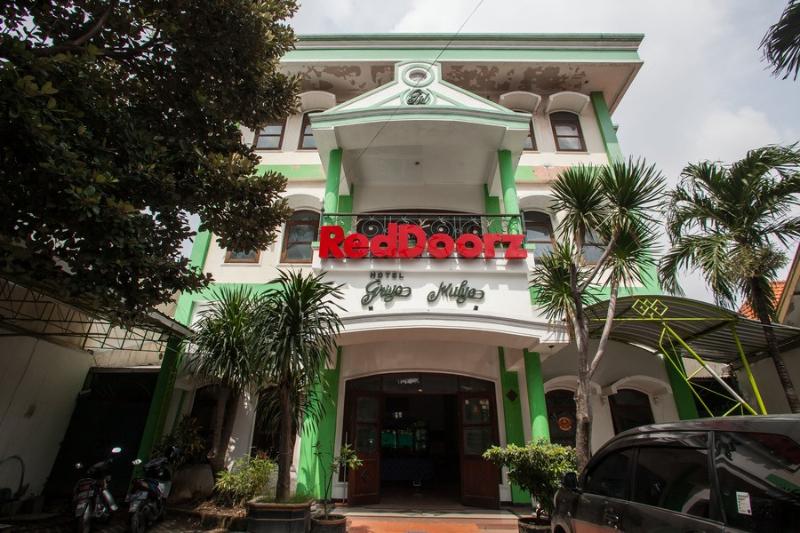 پانسیون Reddoorz @ Genteng Surabaya 2