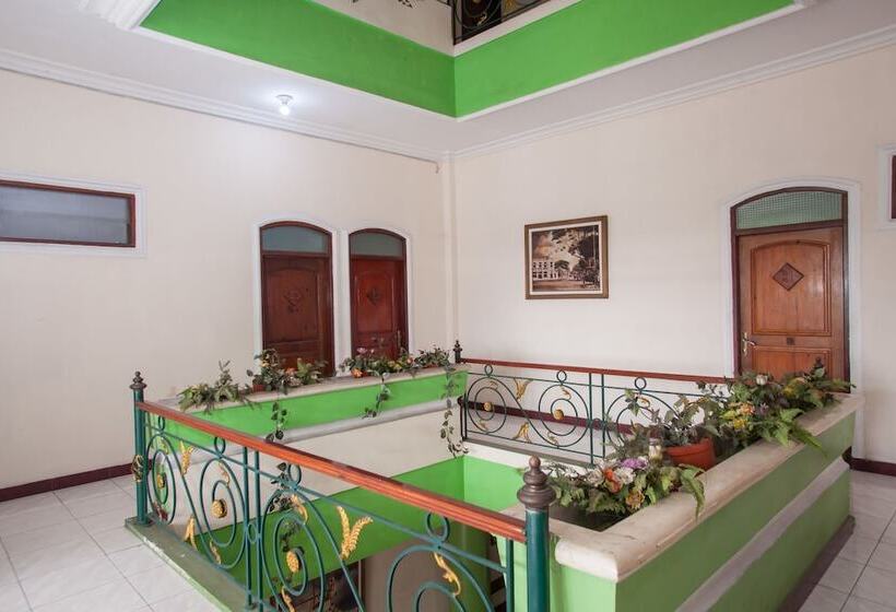 پانسیون Reddoorz @ Genteng Surabaya 2