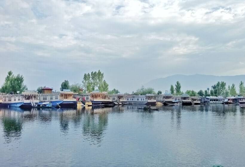 בית מלון כפרי New Bul Bul Group Of Houseboats