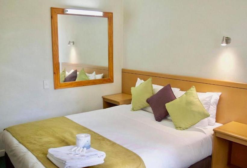 هاستل The Station Backpackers