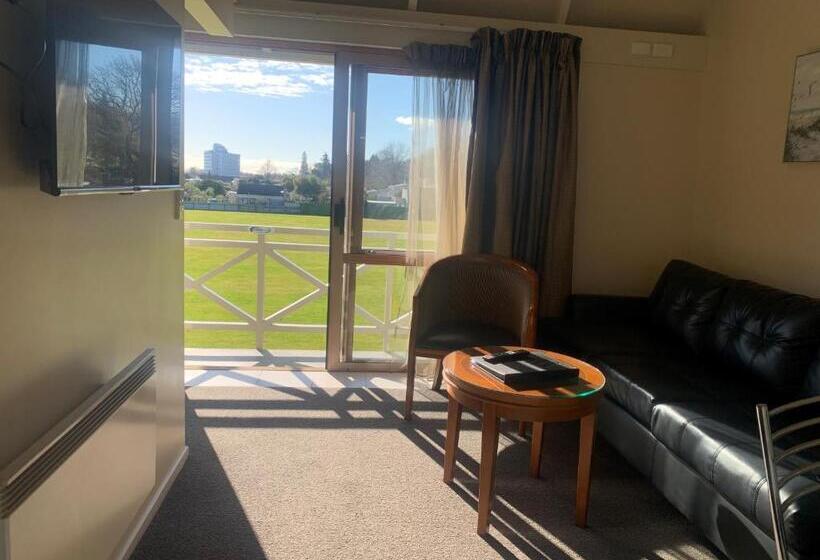 هتل Admirals Motor Inn