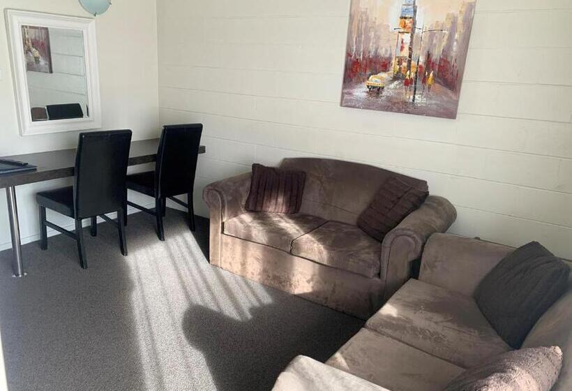 هتل Admirals Motor Inn