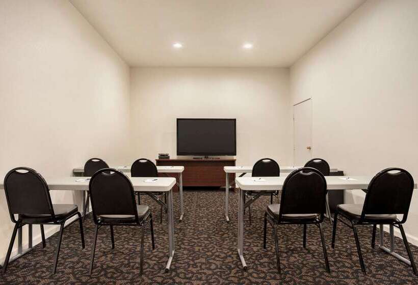 فندق Travelodge By Wyndham Guernsey