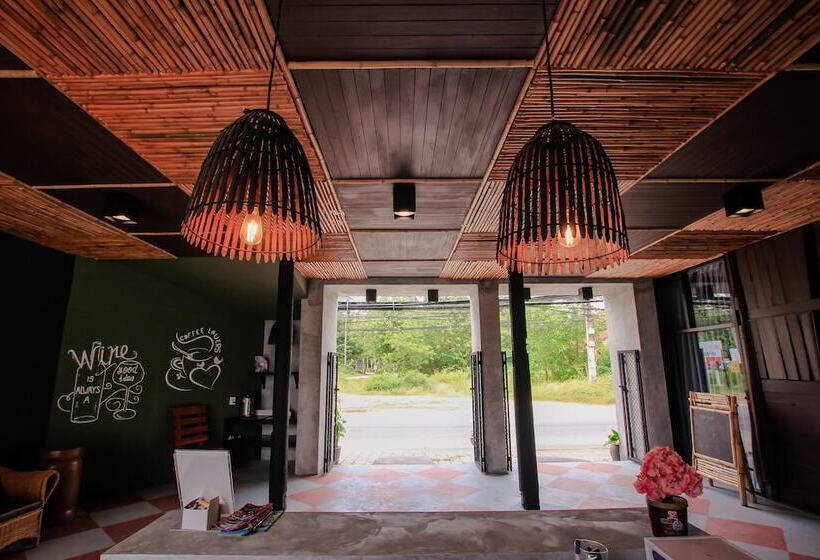 Bandon Beach Bar & Hostel   Adults Only