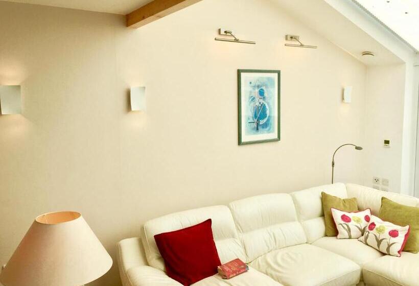 تختخواب و صبحانه Laurels