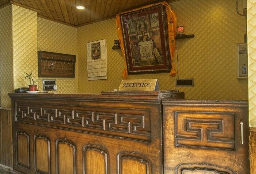 هتل Gompus By Oyo Rooms