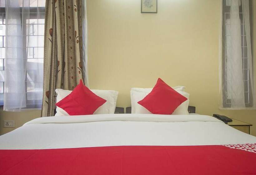 هتل Gompus By Oyo Rooms