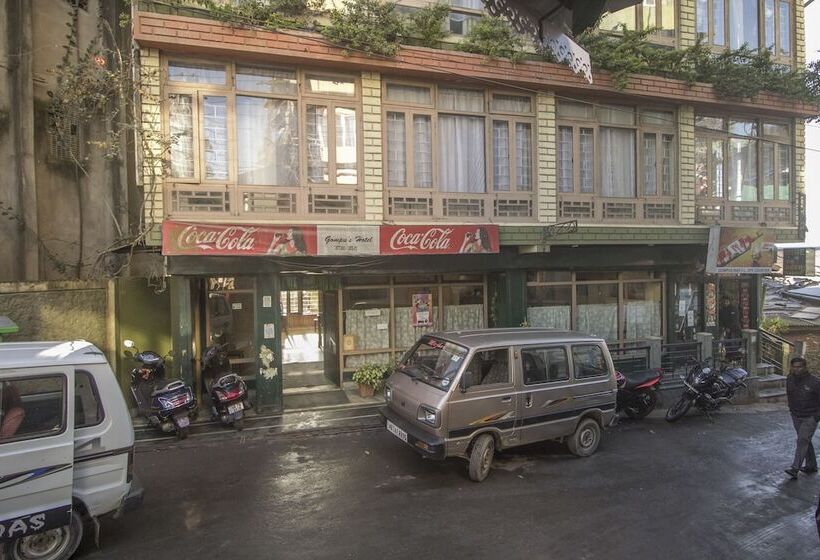 هتل Gompus By Oyo Rooms