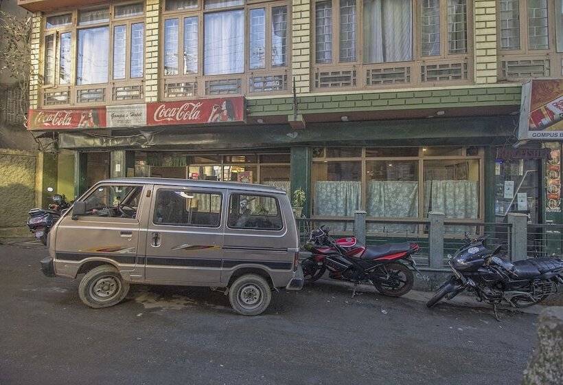 هتل Gompus By Oyo Rooms