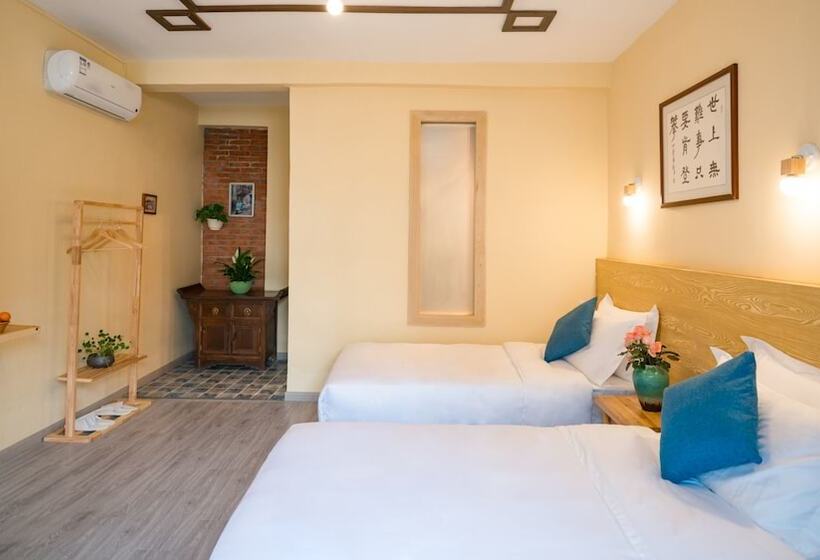 پانسیون Floral Joy Cat