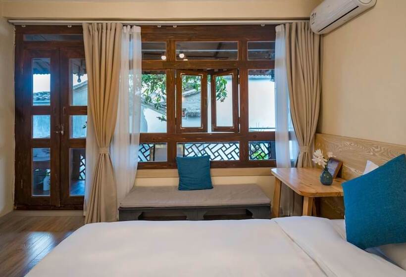 پانسیون Floral Joy Cat