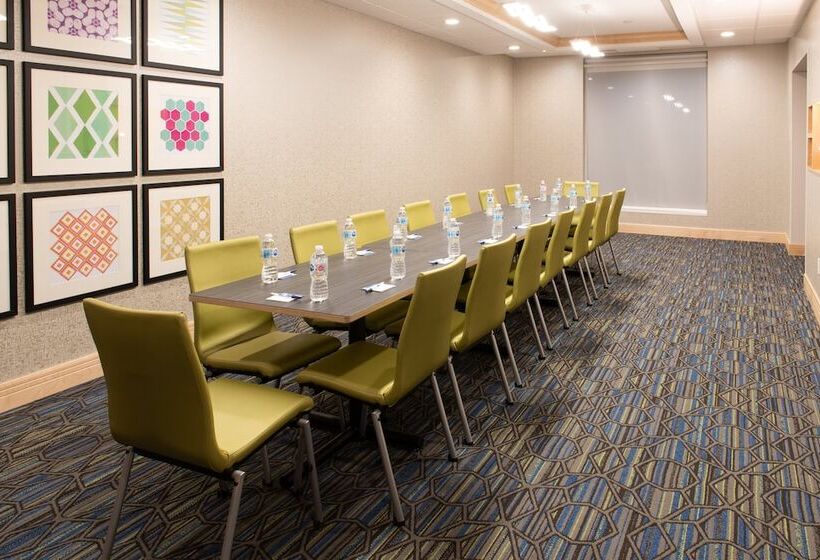 هتل Holiday Inn Express & Suites   North Battleford, An Ihg
