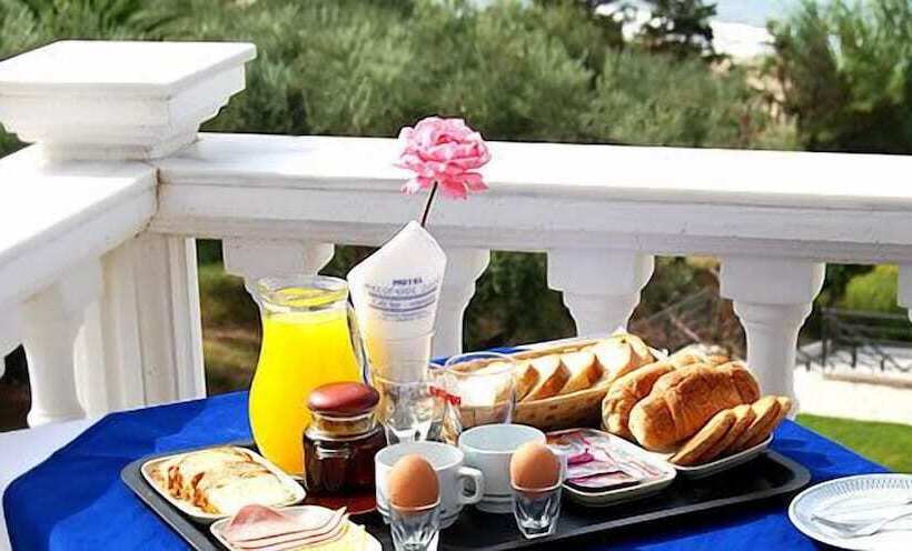 هتل Mesogeios 2000