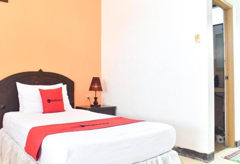 Пансион Reddoorz Plus @ Tirta Kencana