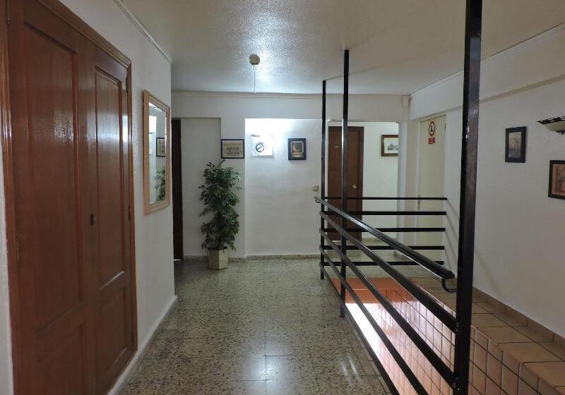 پانسیون Hostal Monreal