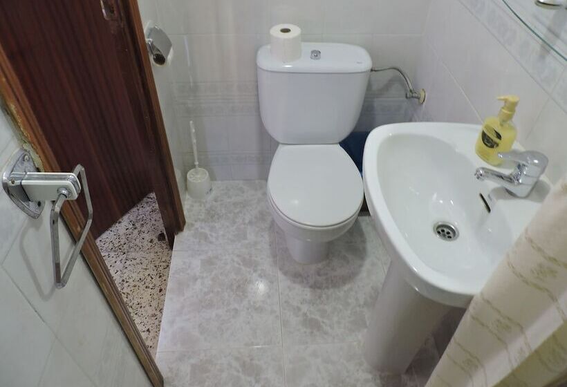 پانسیون Hostal Monreal