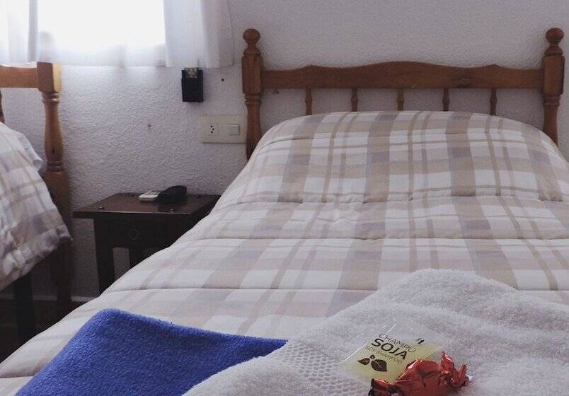 پانسیون Hostal Monreal