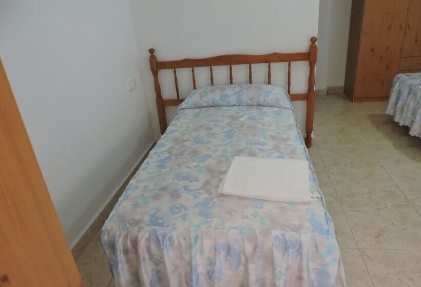 پانسیون Hostal Monreal