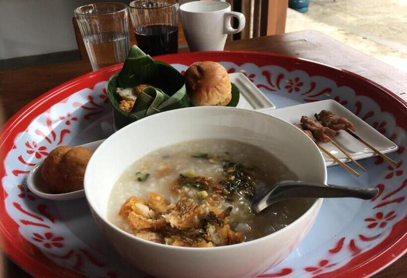بنسيون Comeneetee Uthai