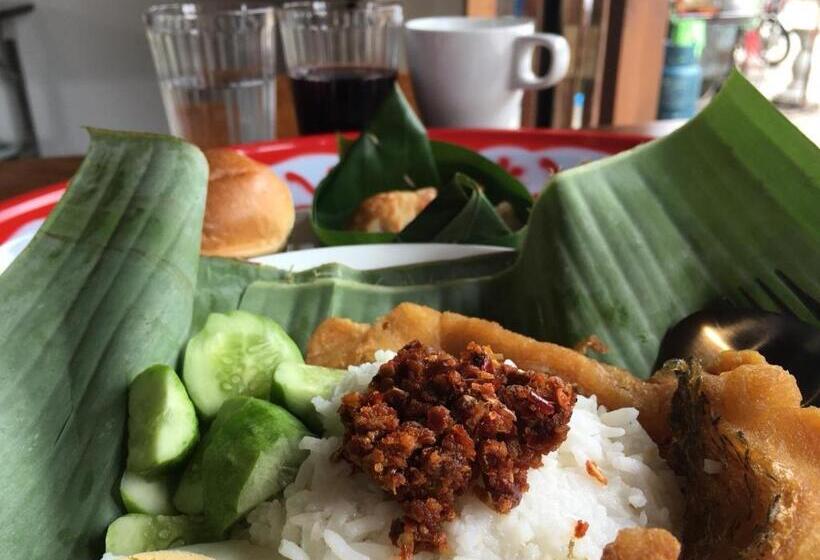بنسيون Comeneetee Uthai