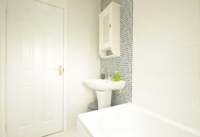 פנסיון Fantastic 2 Bed House In Hull. Garden, Sky Tv