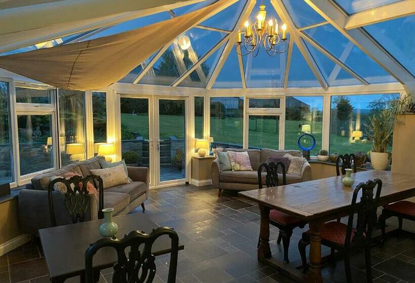 مبيت وإفطار Treveighan Farmhouse