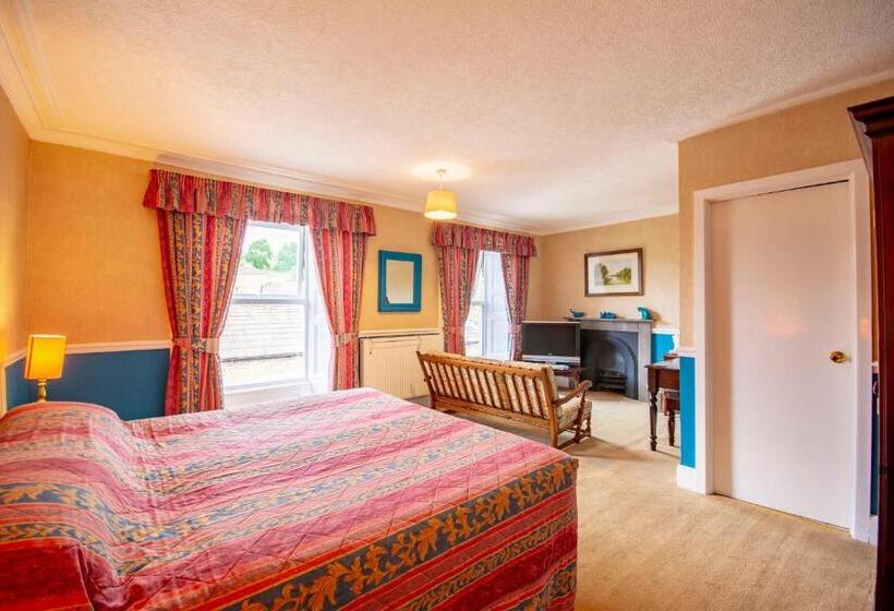 فندق Middle House